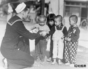 子供にお菓子をあげる米兵