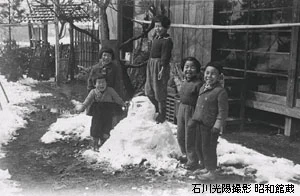 雪で遊ぶ子ども