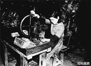 金属工場で働く女性
