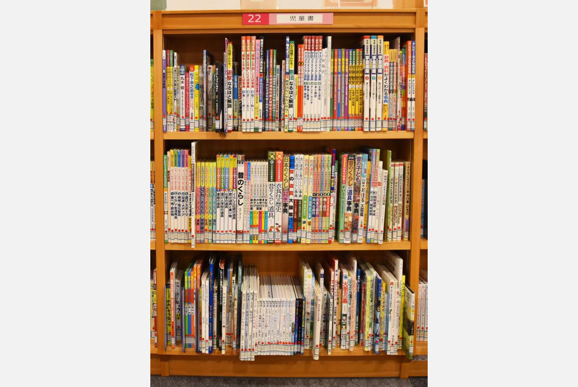 【ちょこっと所蔵資料】第91回 図書室の書棚を見てみよう～児童書（社会・自然科学など）の書棚～